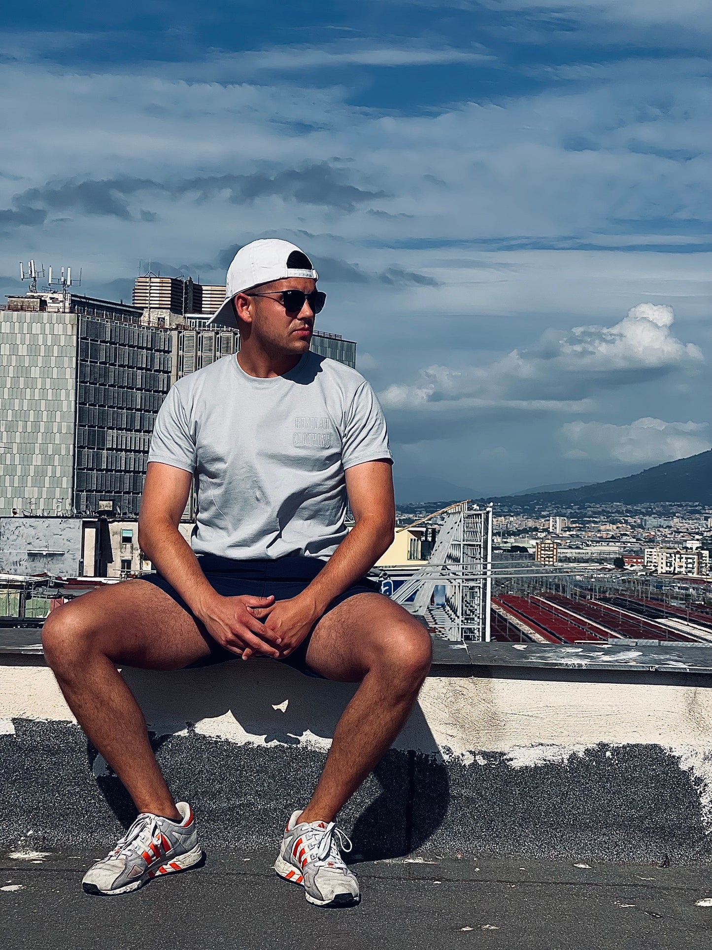 T-Shirt „BRAND“ (hellgrau) - Hustlah