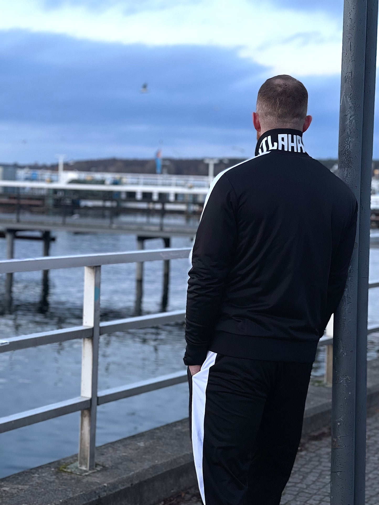 Tracksuit „SIGNATURE“ (schwarz) - Hustlah